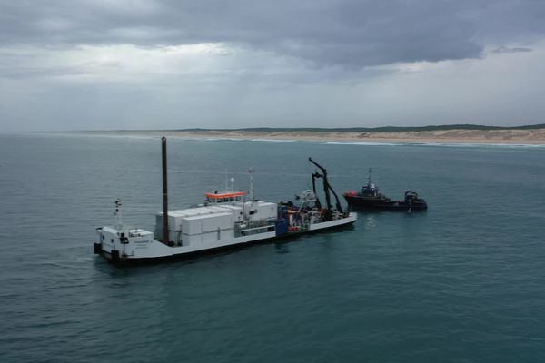 Samedi matin, des bateaux et des plongeurs se trouvaient au large du Porge pour raccorder un câble transatlantique très attendu.